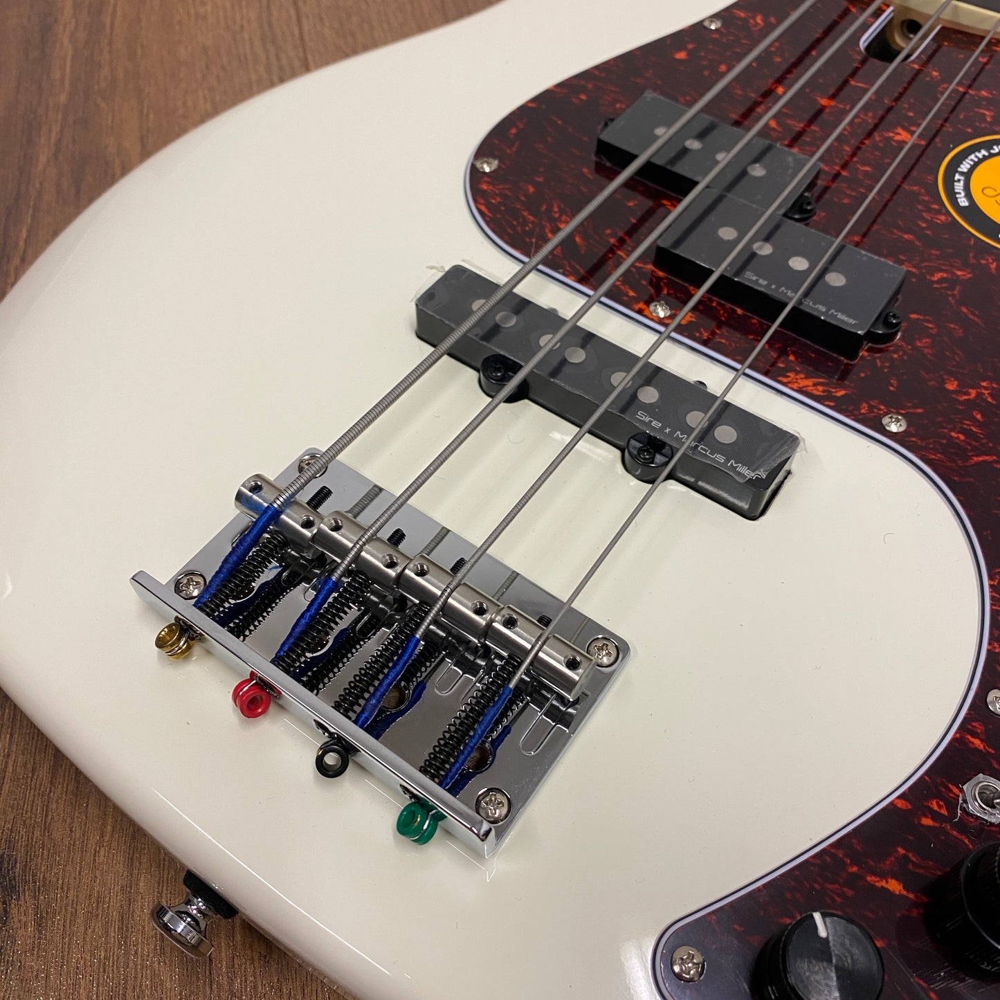 Pre-Owned Sire Marcus Miller P7 4 String Fretless - Antique White