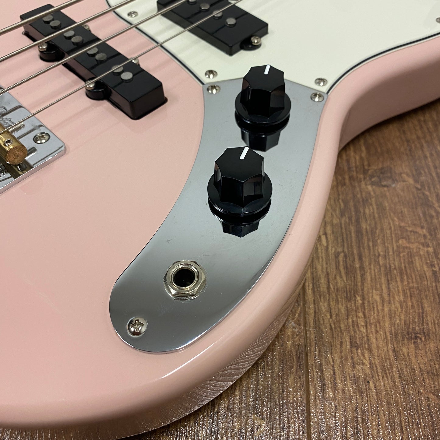 Pre-Owned Harley Benton MV-4MSB Short Scale Bass - Shell Pink