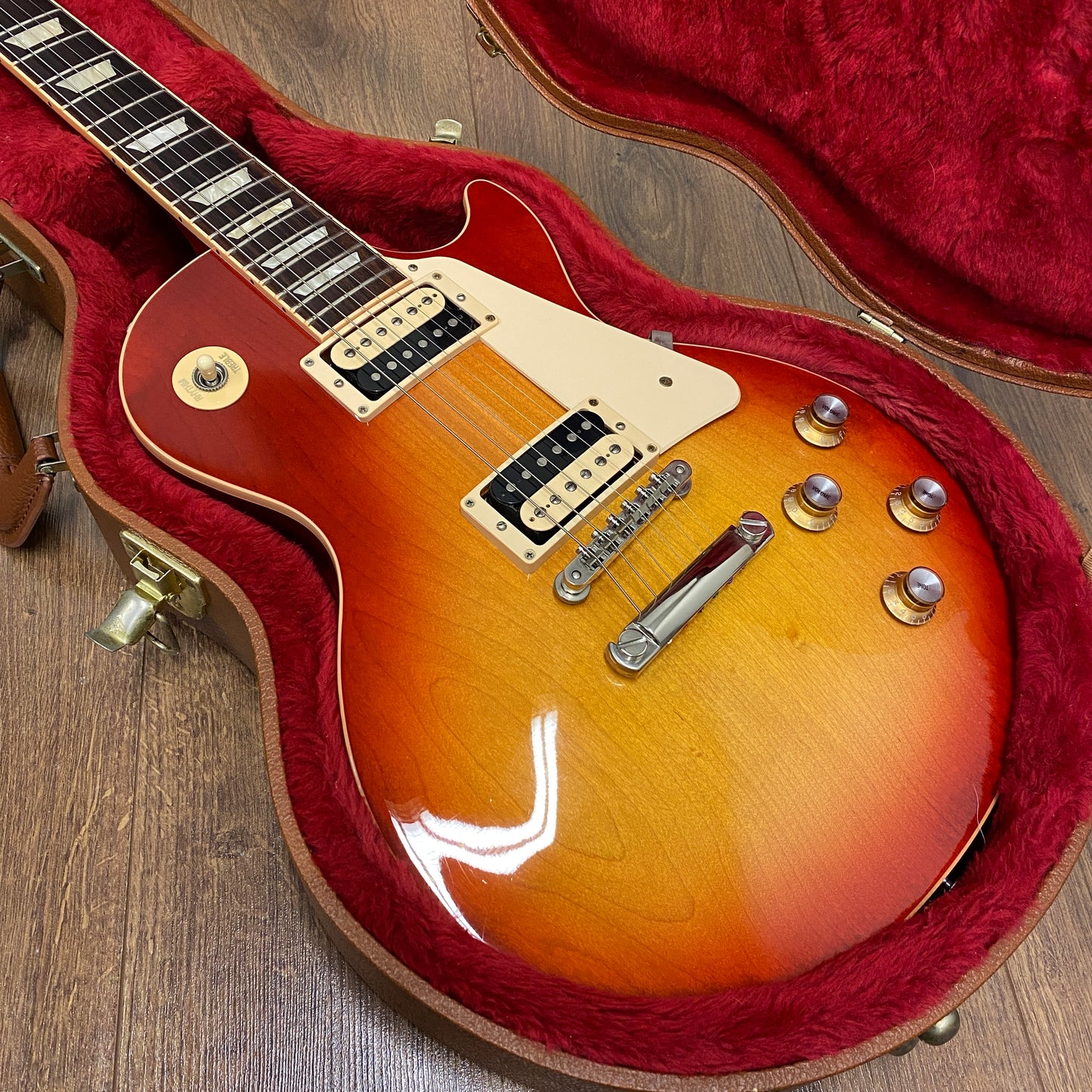 Pre-Owned Gibson Les Paul Classic - Heritage Cherry Sunburst - 2019