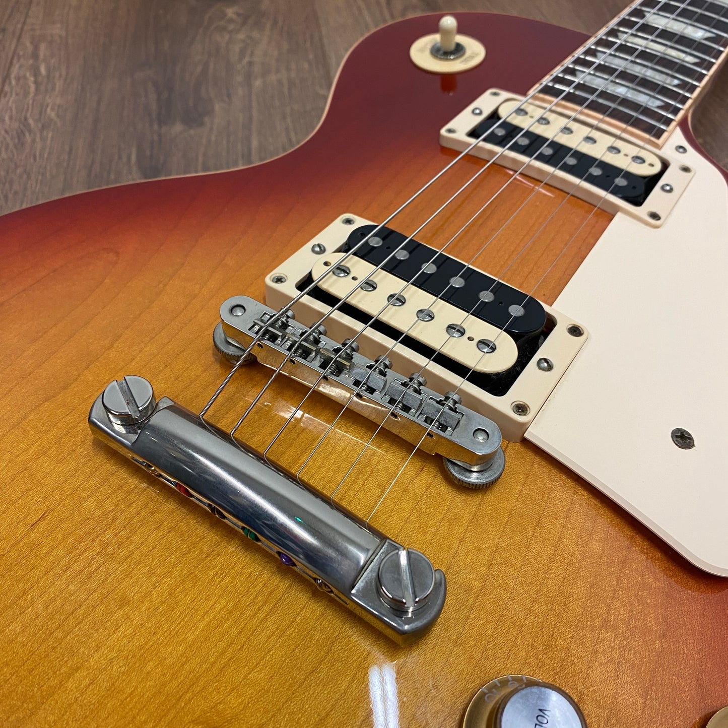 Pre-Owned Gibson Les Paul Classic - Heritage Cherry Sunburst - 2019