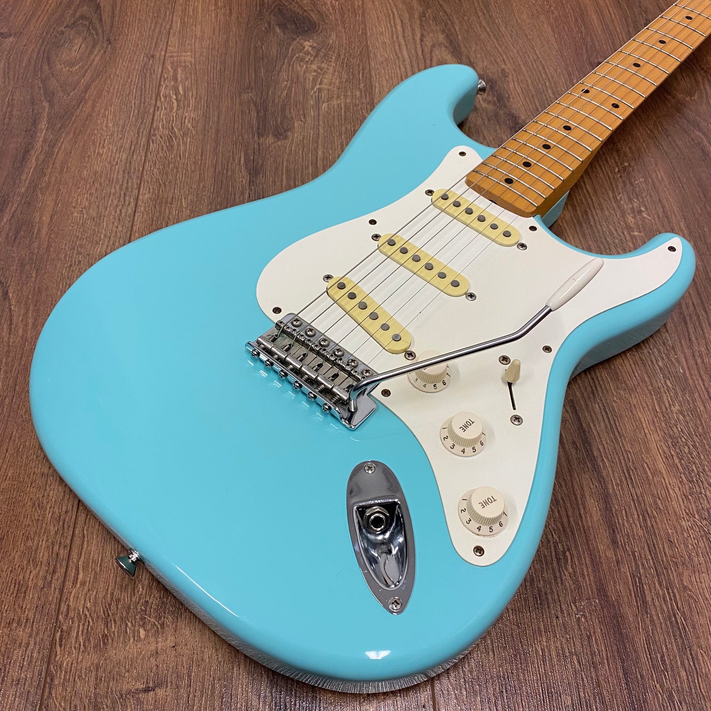 Pre owned fender stratocaster deals
