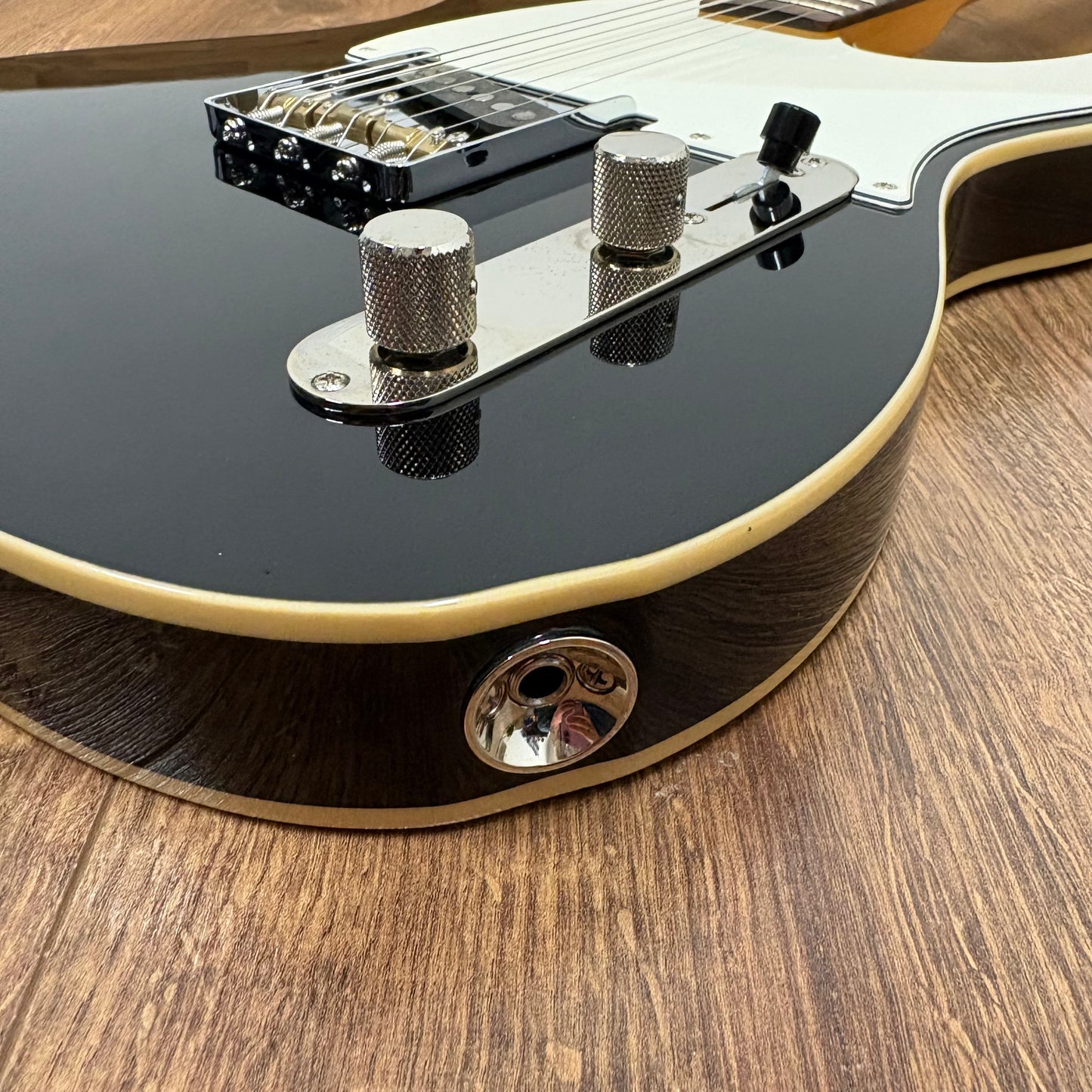 Pre-Owned Squier FSR Classic Vibe '60s Custom Esquire - Black - Upgraded