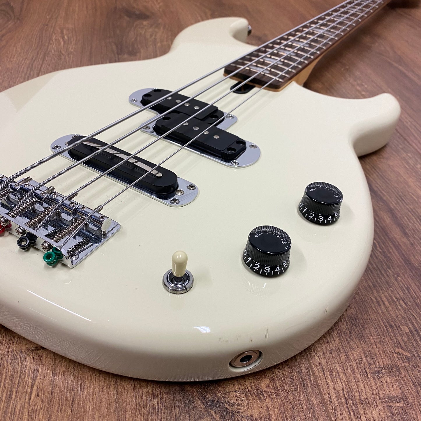 Pre-Owned Yamaha BB414 Bass - Antique White – Hippo Guitars