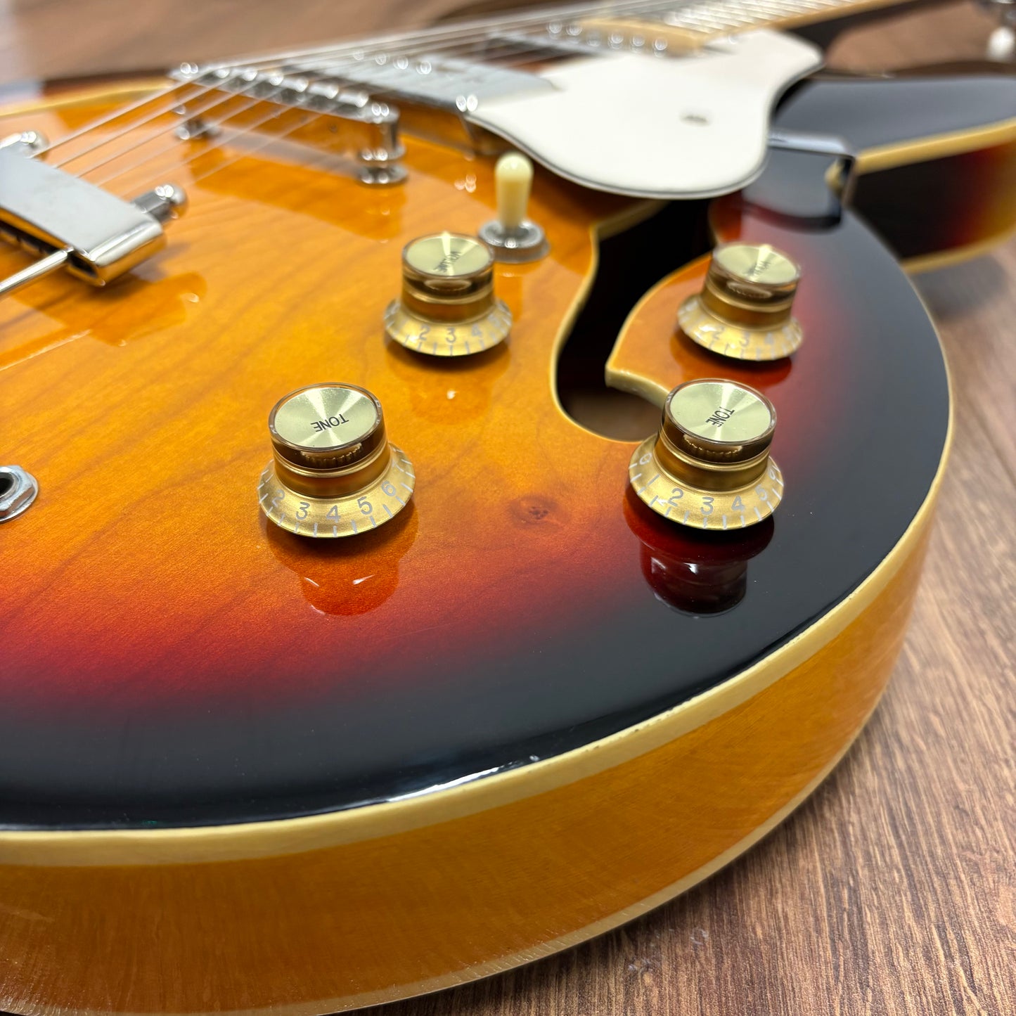 Pre-Owned Vintage VSA590 - Sunburst