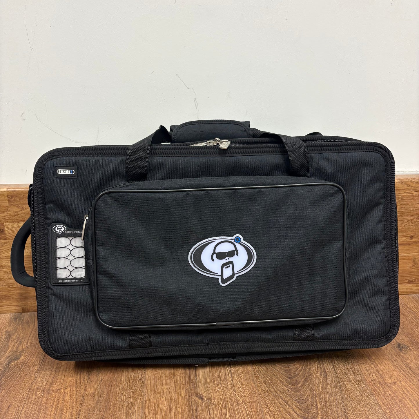 Pre-Owned Line6 Helix Floor w/ Protection Racket Case