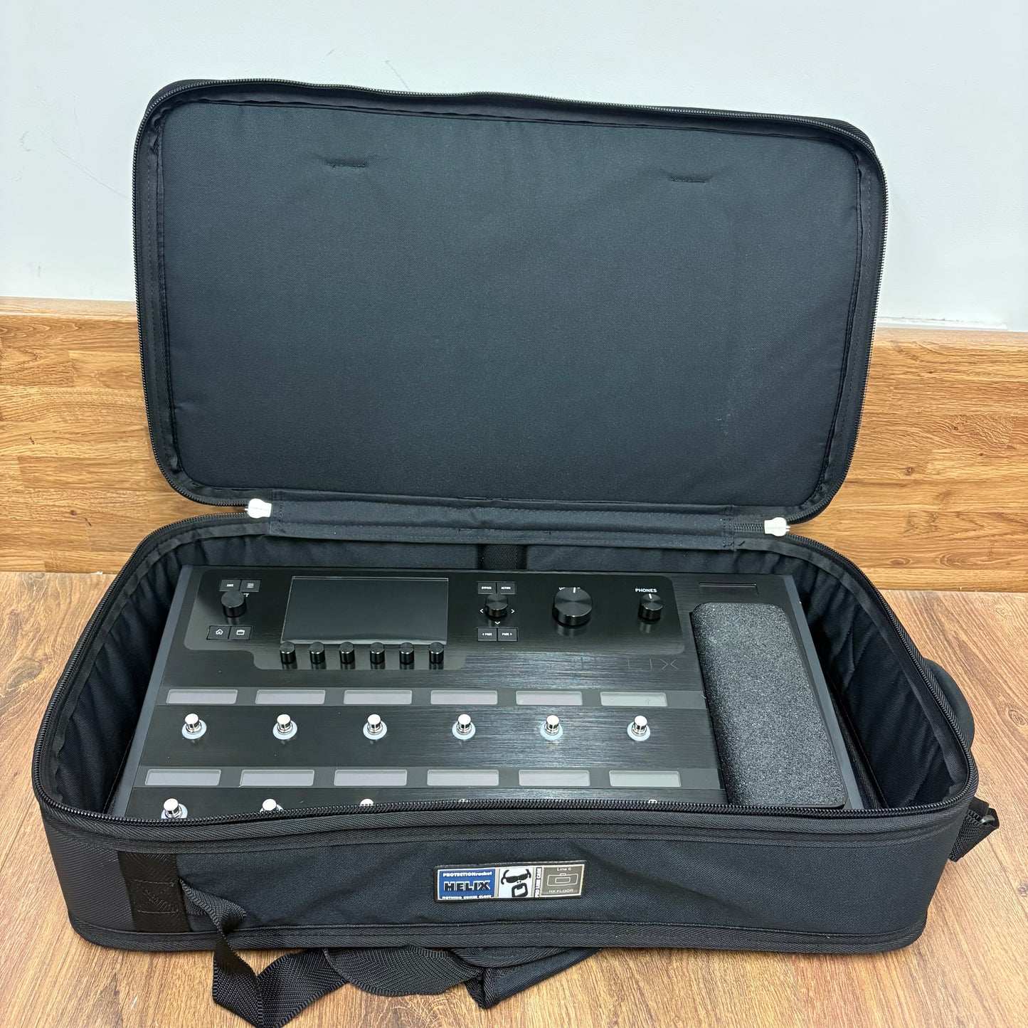 Pre-Owned Line6 Helix Floor w/ Protection Racket Case