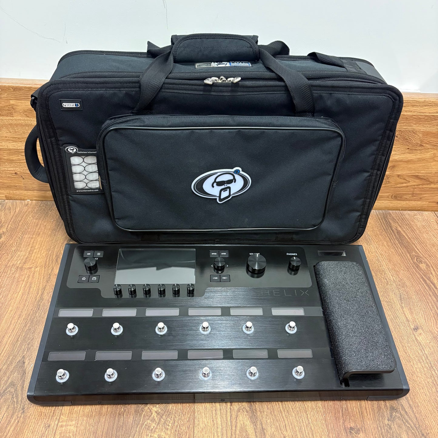 Pre-Owned Line6 Helix Floor w/ Protection Racket Case