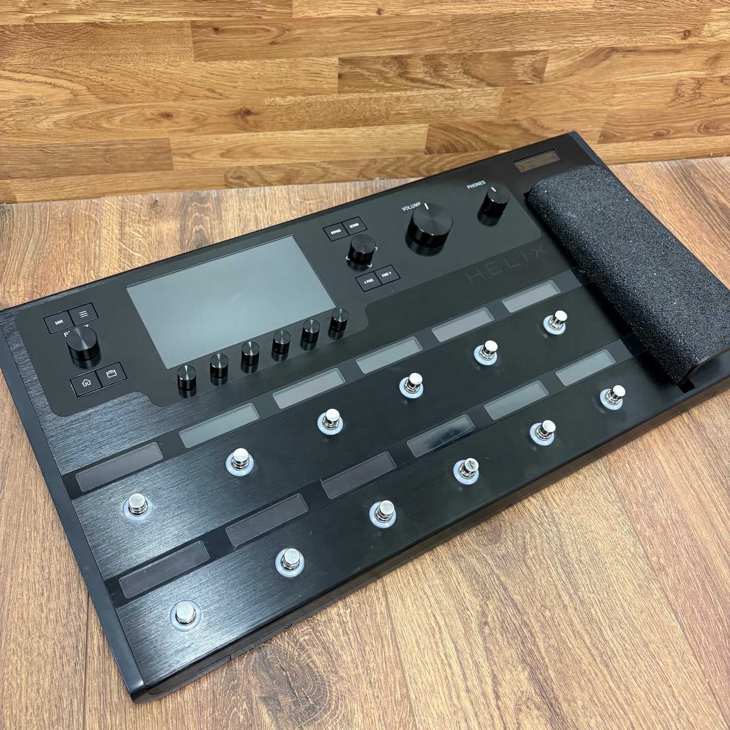 Pre-Owned Line6 Helix Floor w/ Protection Racket Case