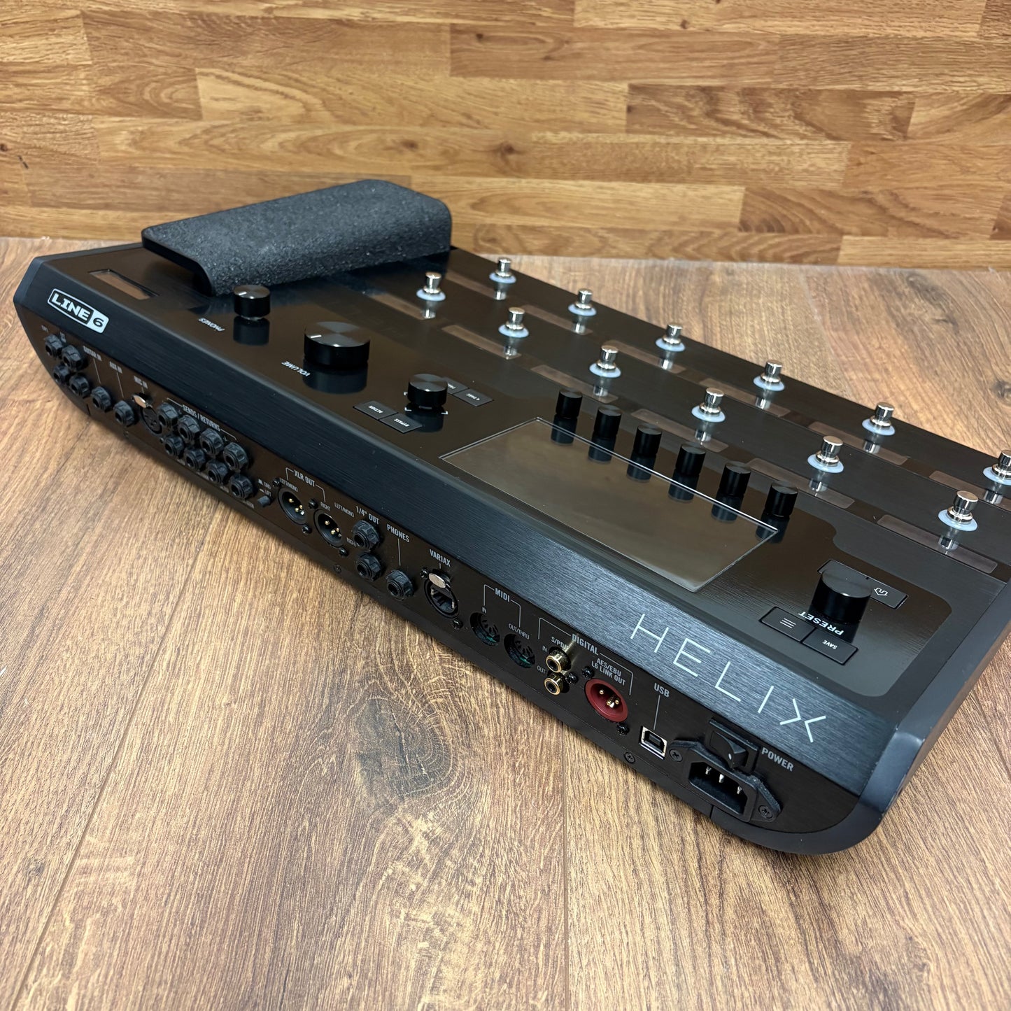 Pre-Owned Line6 Helix Floor w/ Protection Racket Case