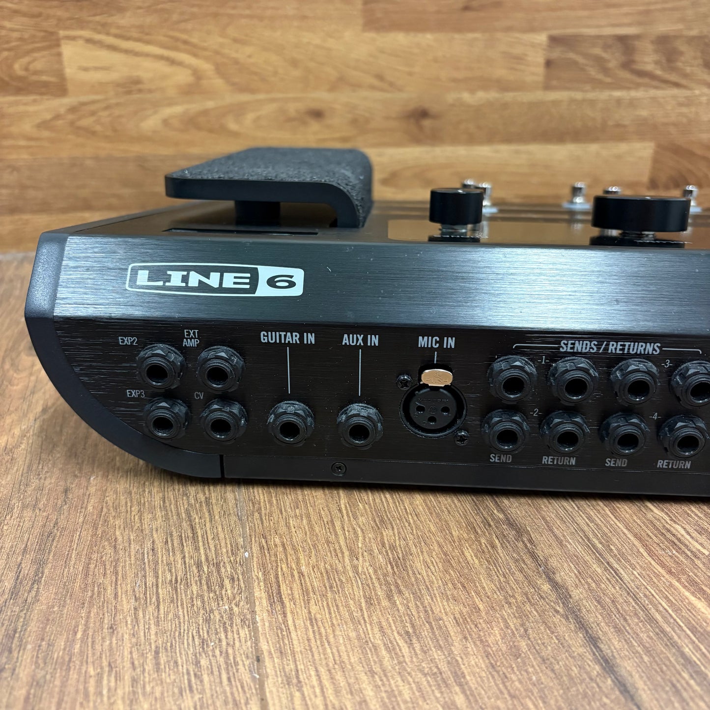 Pre-Owned Line6 Helix Floor w/ Protection Racket Case