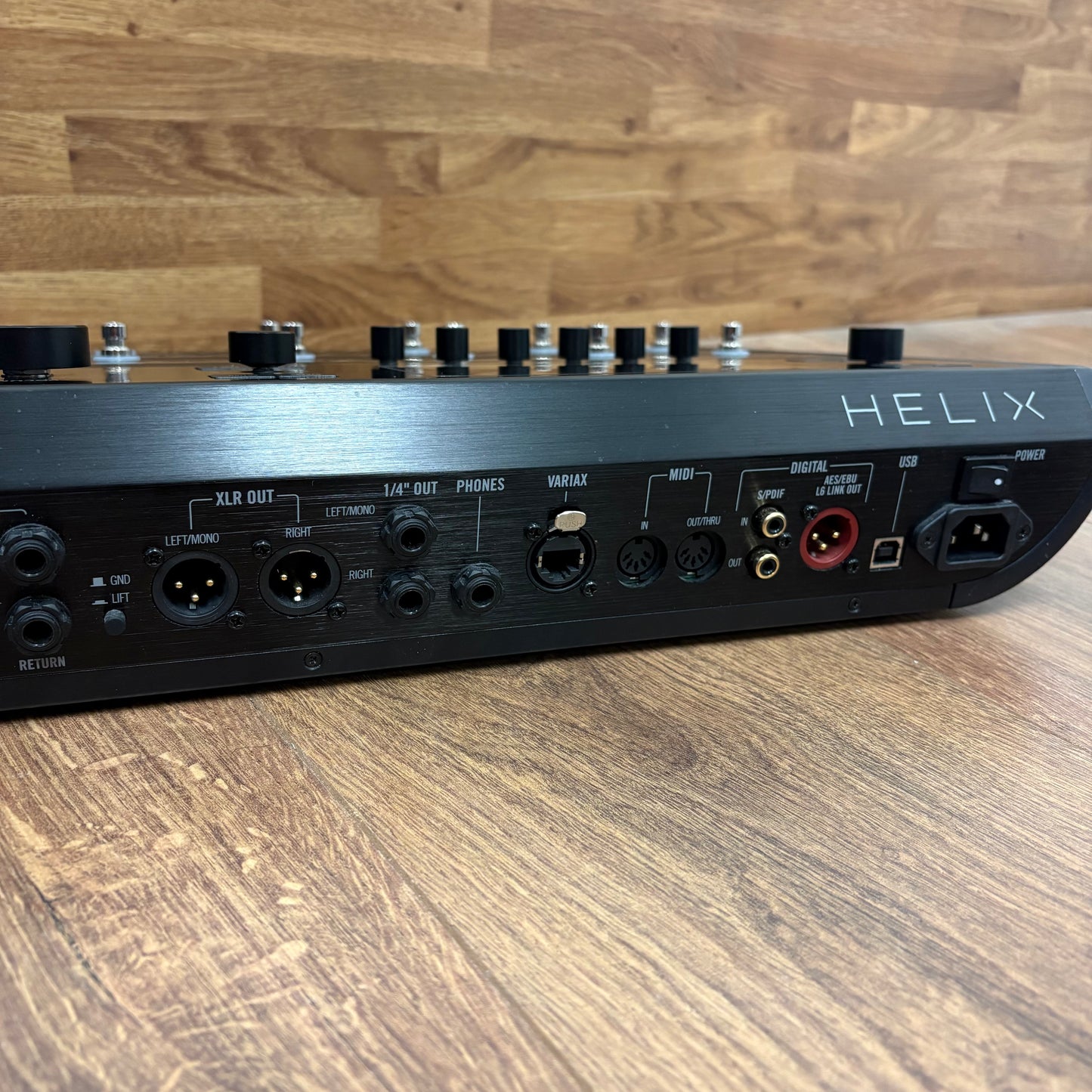 Pre-Owned Line6 Helix Floor w/ Protection Racket Case