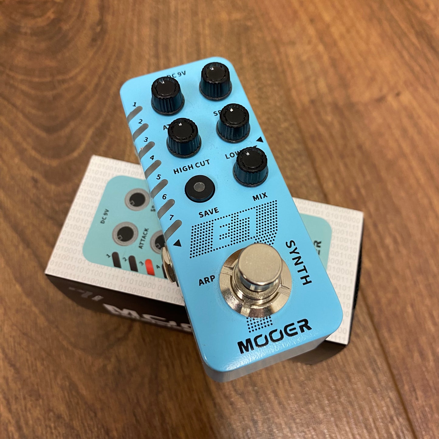 Pre-Owned Mooer E7 Synth Pedal – Hippo Guitars