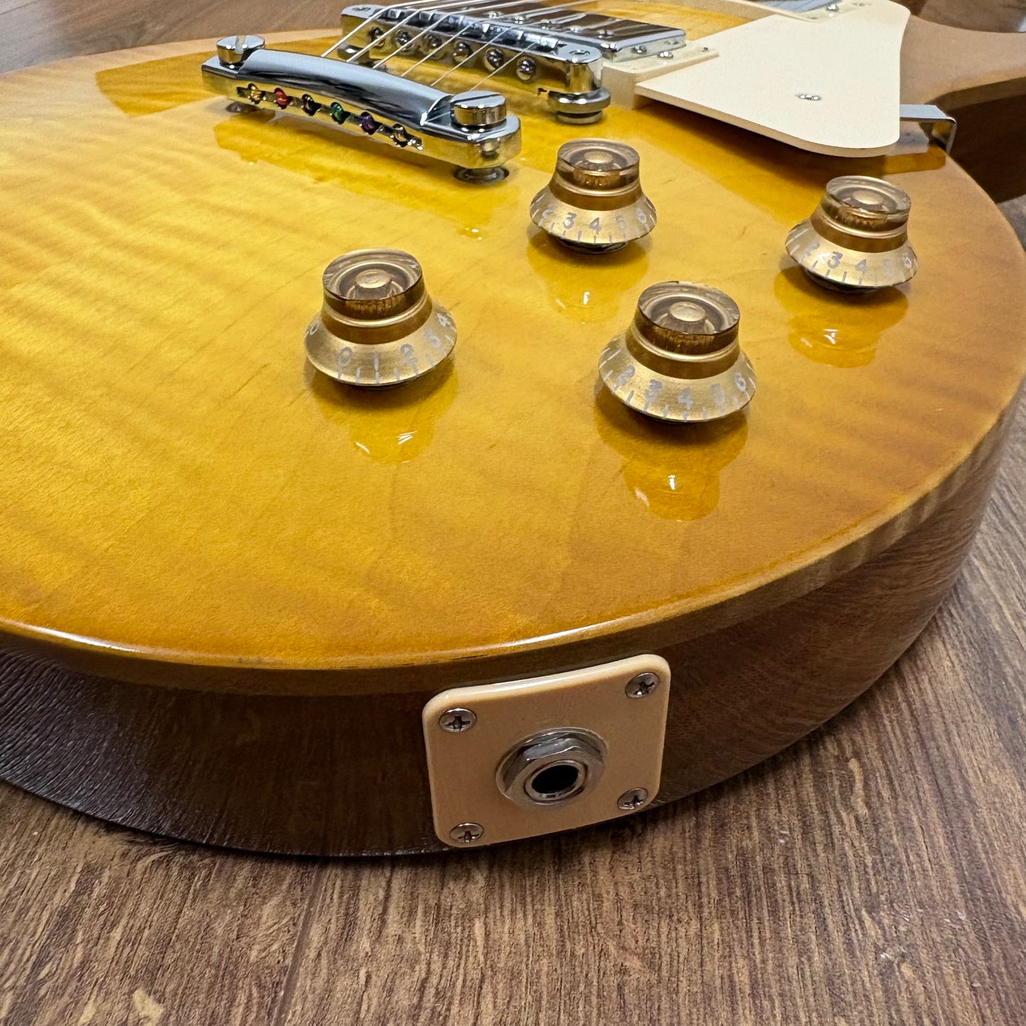 Pre-Owned Gibson Les Paul Studio Session - Honeyburst - 2024