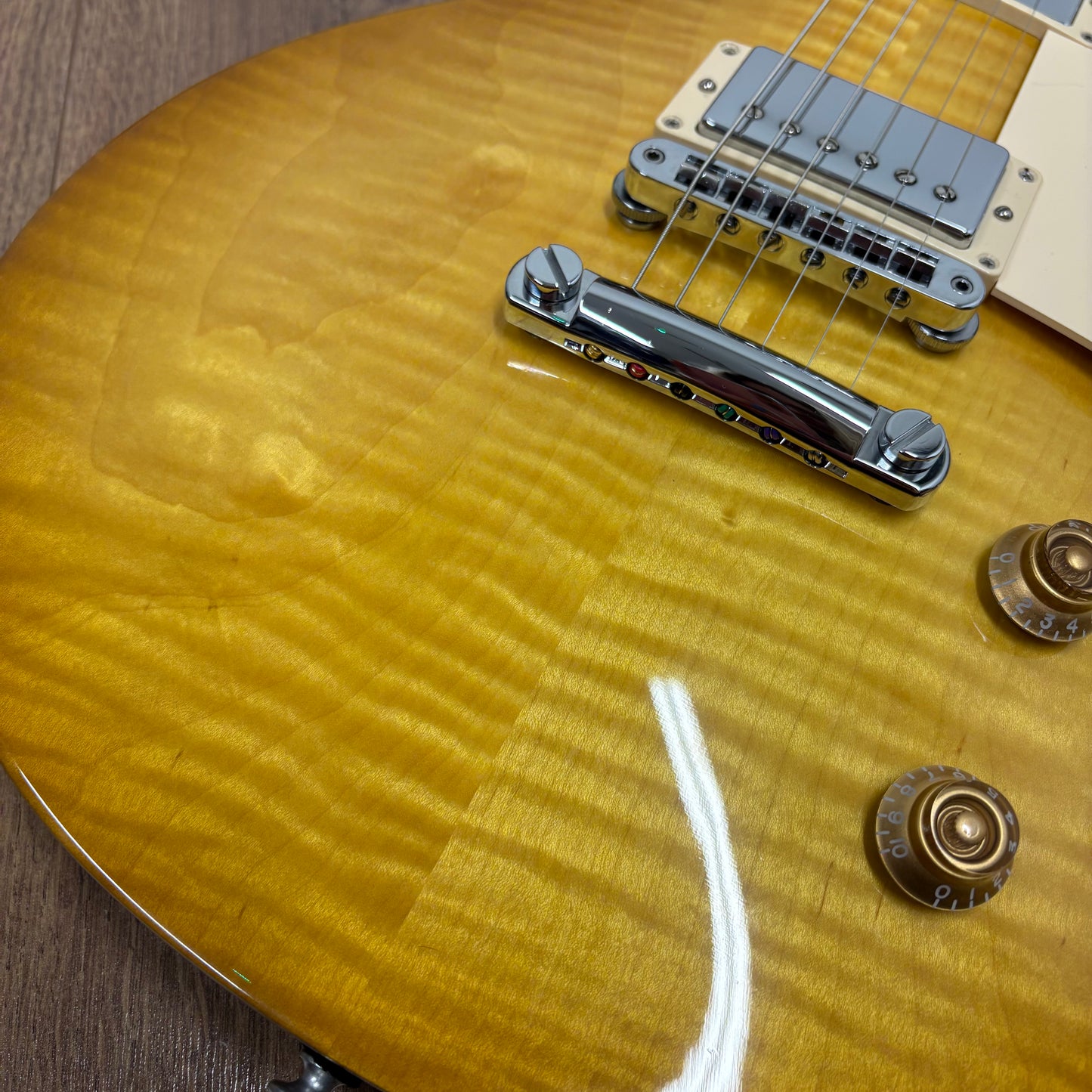 Pre-Owned Gibson Les Paul Studio Session - Honeyburst - 2024